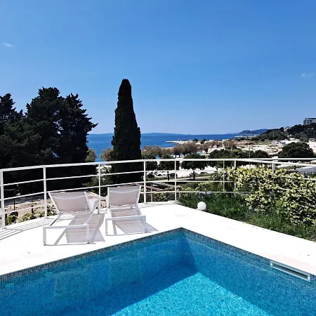 Apartment With Private Pool *