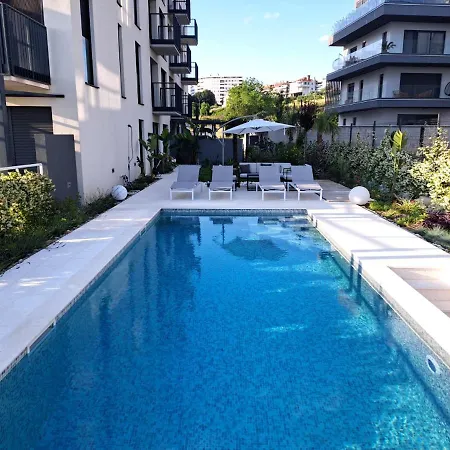 With Private Pool Σπλιτ